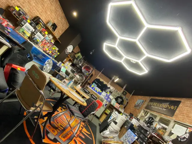 店内プチカスタム😎
少し暗めなムーディーな店内を目指しておりましたが、近年高齢化が進み💦暗過ぎてカタログの文字が見えないとのクレームが多数寄せられて笑、流行りにのってハニカムライトで明るく🌟🌟🌟🌟🌟
また明るくなったらなったで、気になる箇所が多数出来たので🤔先ずは当店お取引のある会社様制作のカスタムパイプ椅子にチェンジ👌並べたらテーブルも気になり出したし😢ちょこちょこ変えていこ〜😬😬😬😬
#カーショップ
#カスタムショップ
#オーディオショップ
#ハニカムライト
#カスタムパイプ椅子 
#自動車内装張り替え
#カラーバリエーション様
#行橋
#福岡
#北九州
#小倉北
#ブレインチャイルド
#brainchild